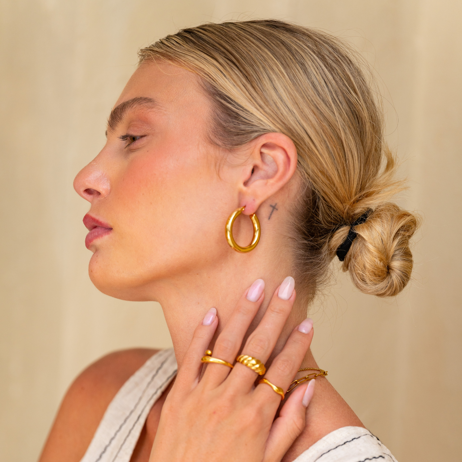ALINA Gyldne Runde Magiske Smykker" could be rewritten as "ALINA Golden Round Enchanted Jewelry.