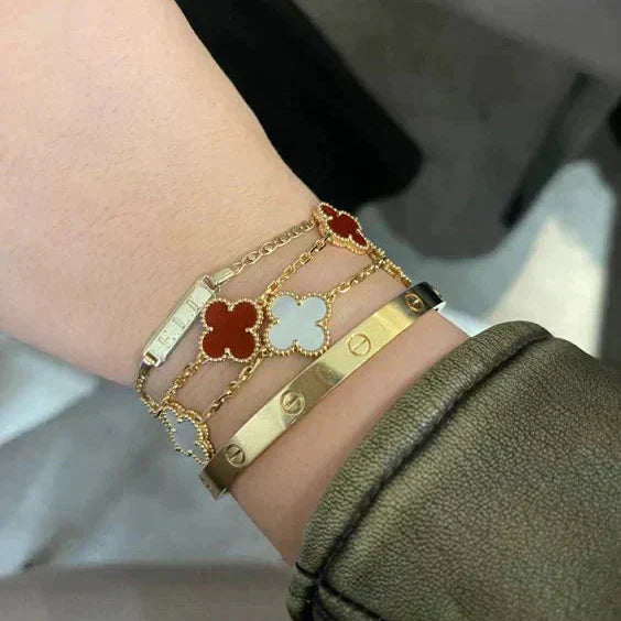 DJEETLINA | Unikt Designet Rødt Armbånd" can be rewritten as:
"DJEETLINA | Unikt Rødt Armbånd med Originalt Design
