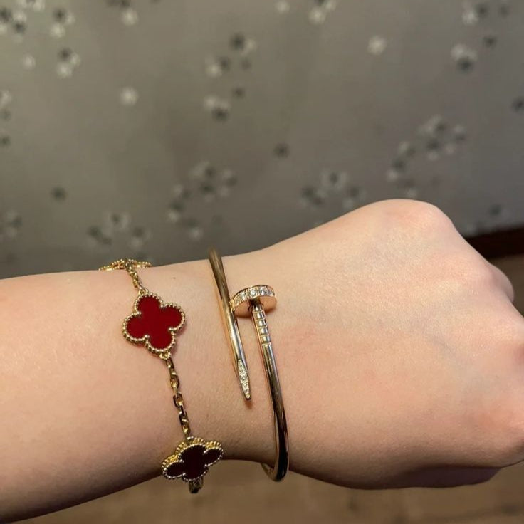 DJEETLINA | Unikt Designet Rødt Armbånd" can be rewritten as:
"DJEETLINA | Unikt Rødt Armbånd med Originalt Design