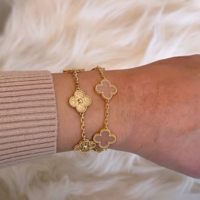 Ring med Gyldne Zirkoner og Fire Bladdesigns