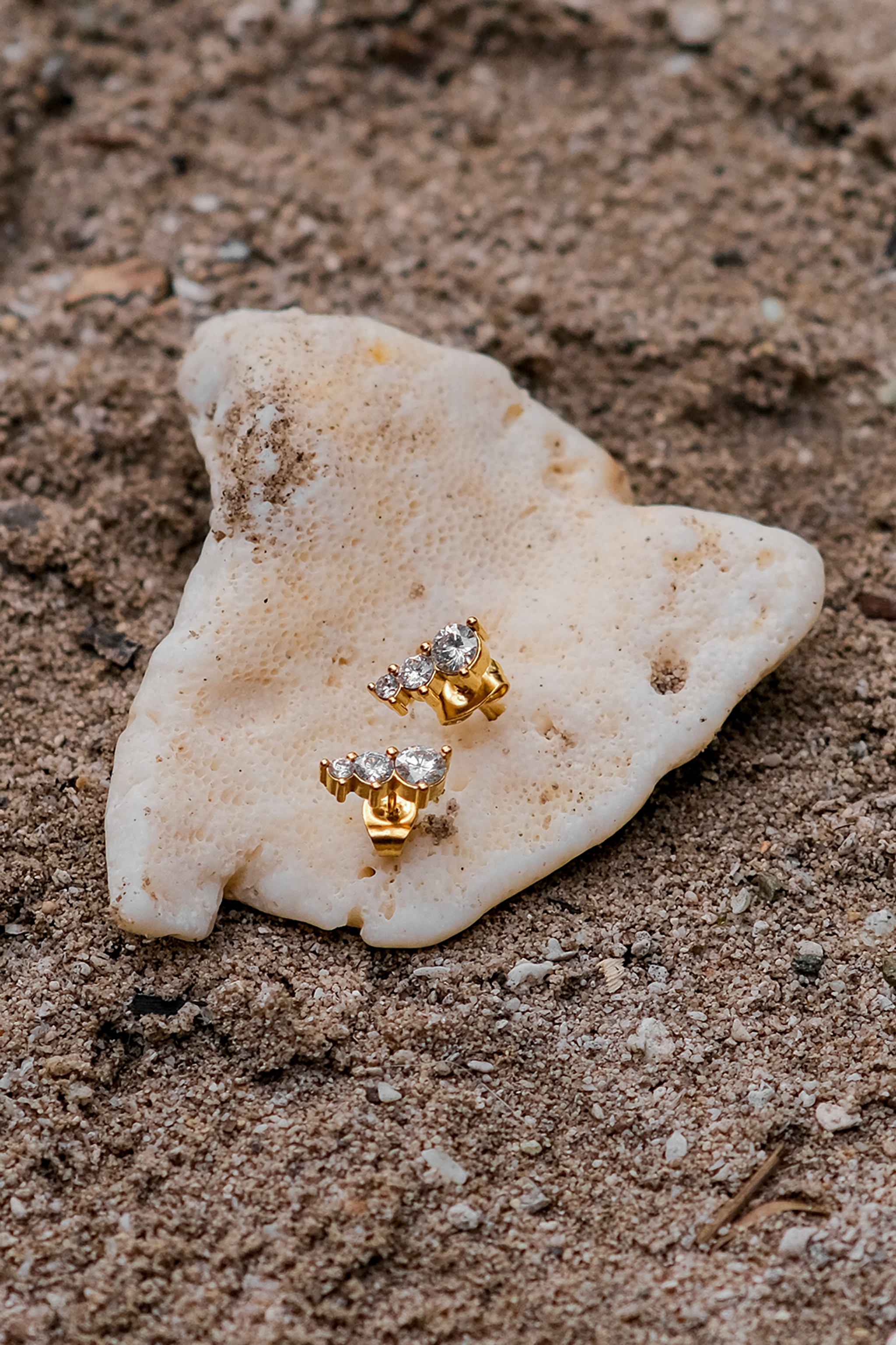 Lira Kuld Øreringe" could be rewritten as "Lira Kuld Earrings.