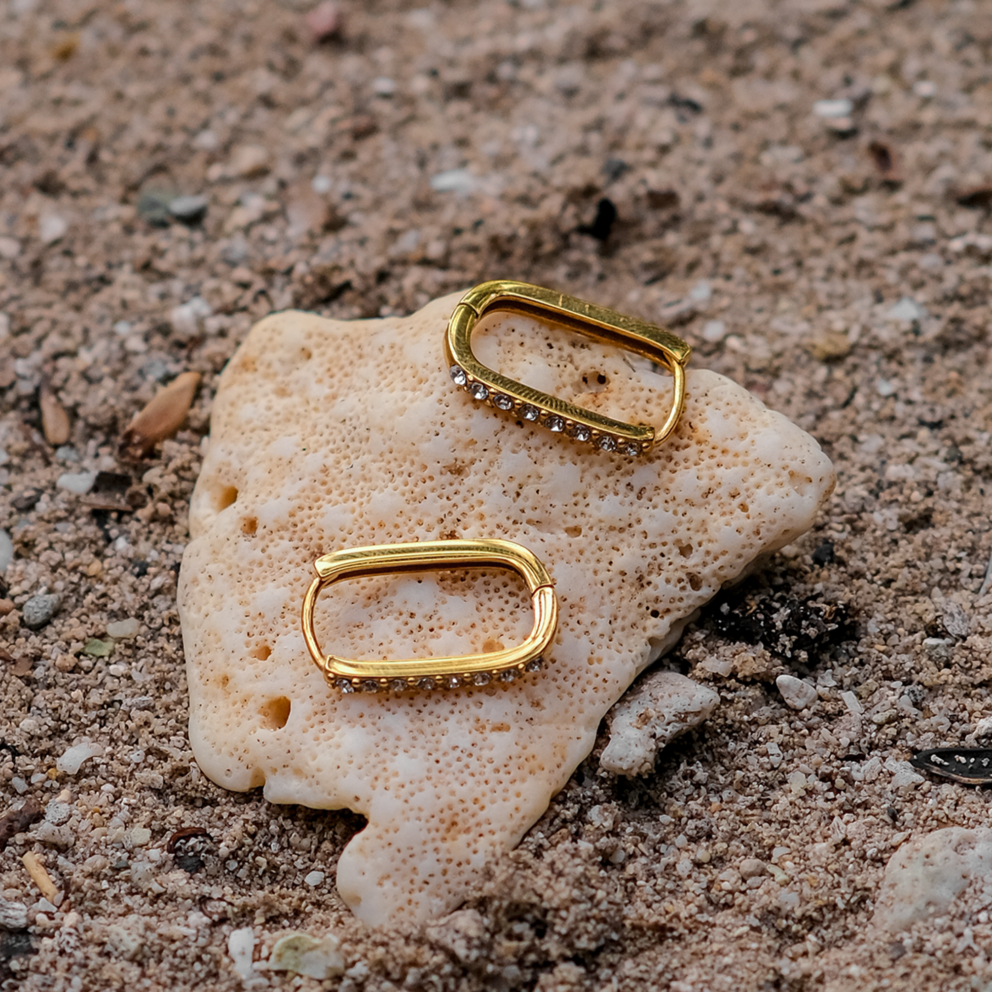 Maya Guld Hoop Øreringe" can be rewritten as "Maya Gold Hoop Earrings.