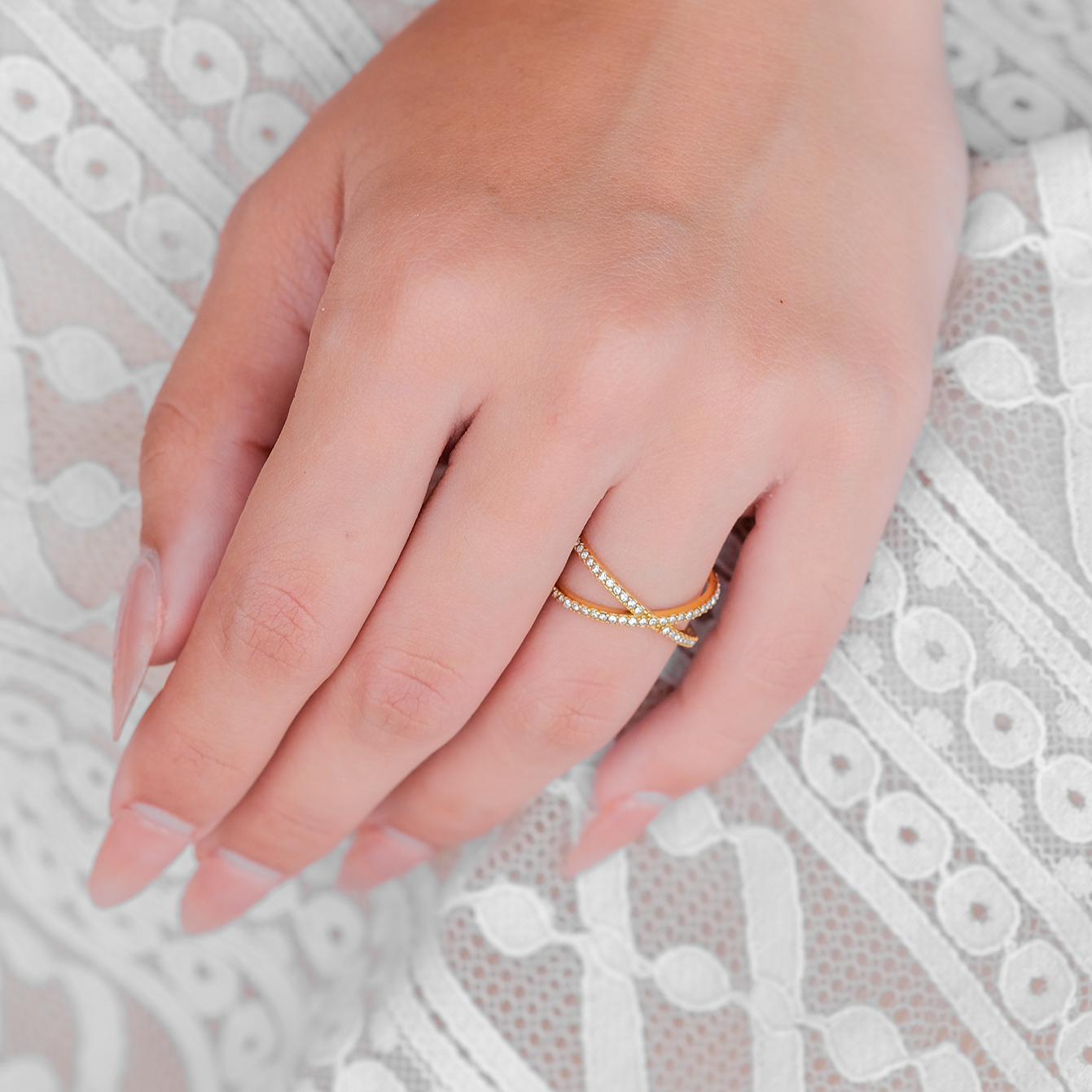 "Nia Guld- og Diamantring" can be rewritten as "Nia Guld- og Diamantring" (the title is already quite clear and descriptive). However, if you're looking for a more creative or appealing version, you might consider:
"Nia Guld- og Diamantring med Diamanter
