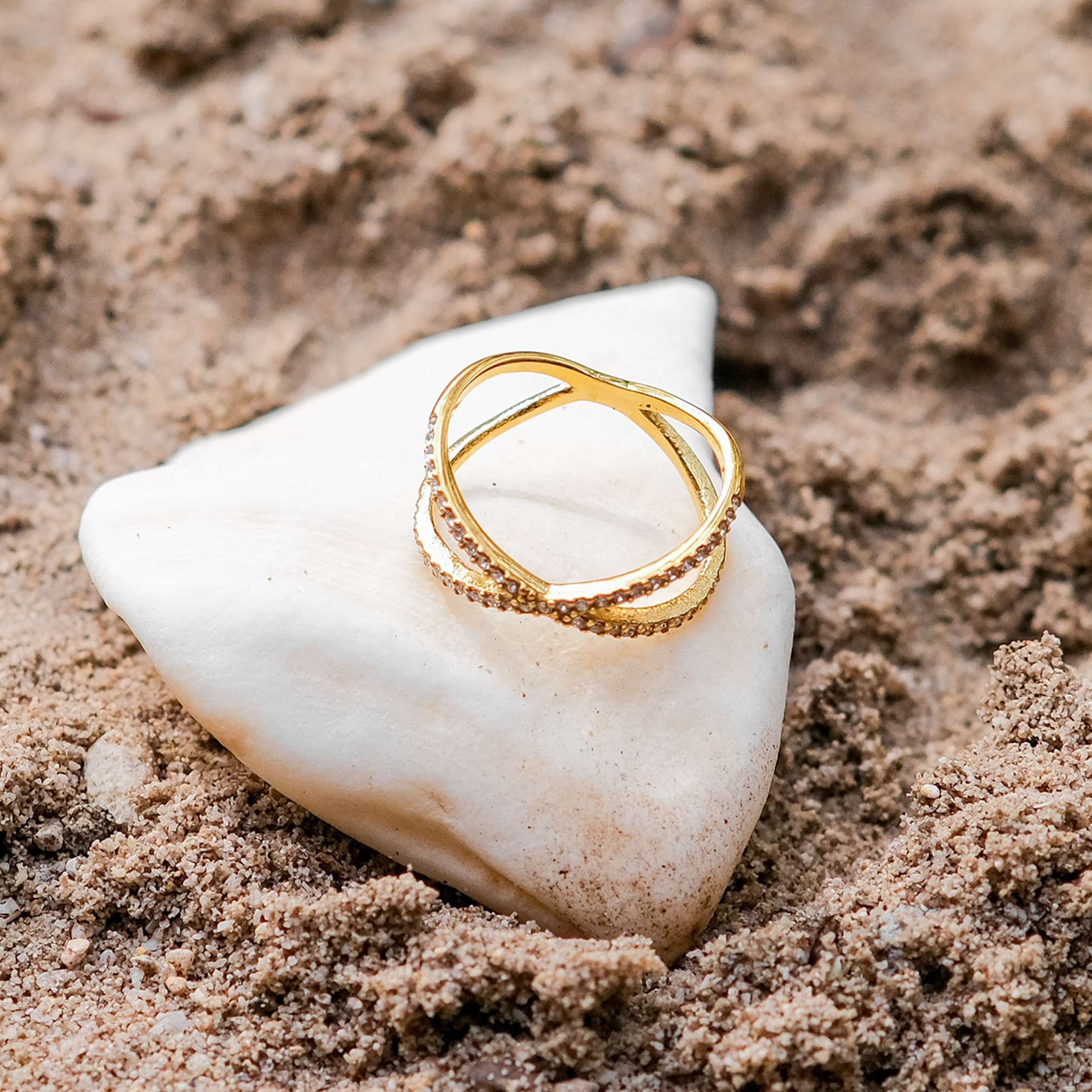 "Nia Guld- og Diamantring" can be rewritten as "Nia Guld- og Diamantring" (the title is already quite clear and descriptive). However, if you're looking for a more creative or appealing version, you might consider:
"Nia Guld- og Diamantring med Diamanter