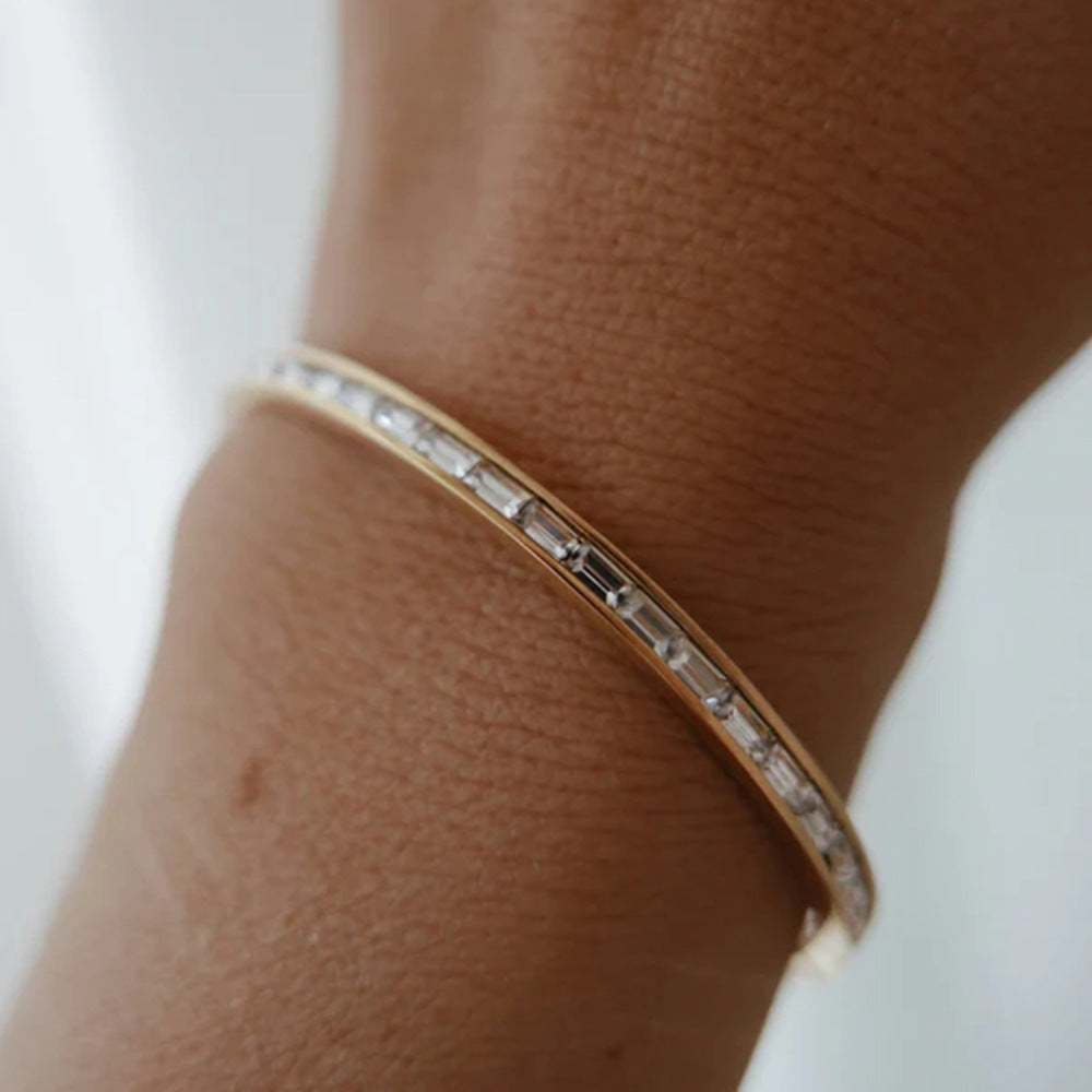 "Grace Guld Halskæde med Diamanter" can be rewritten as "Diamantbesat Grace Guld Halskæde".