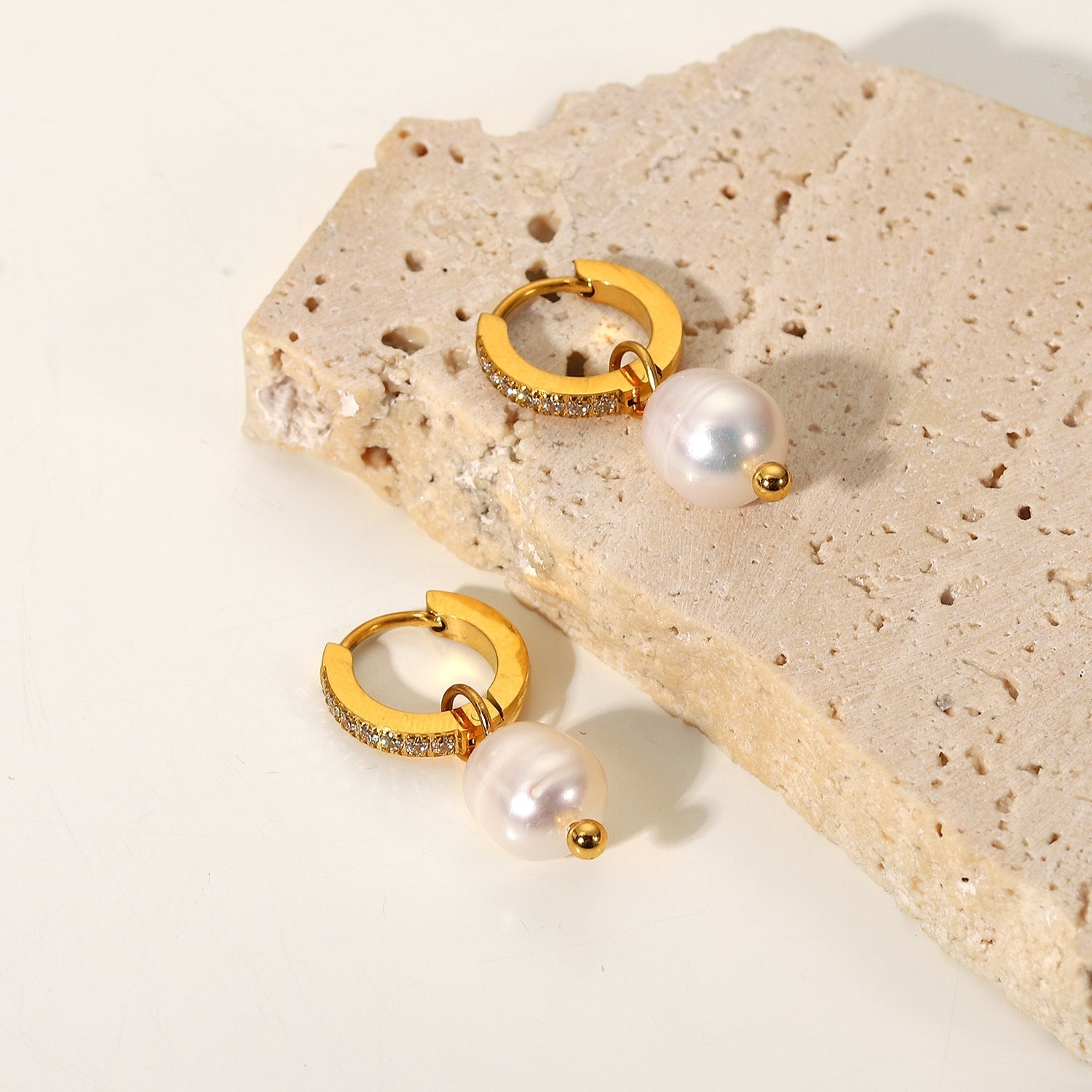 Sara Pearli Earrings