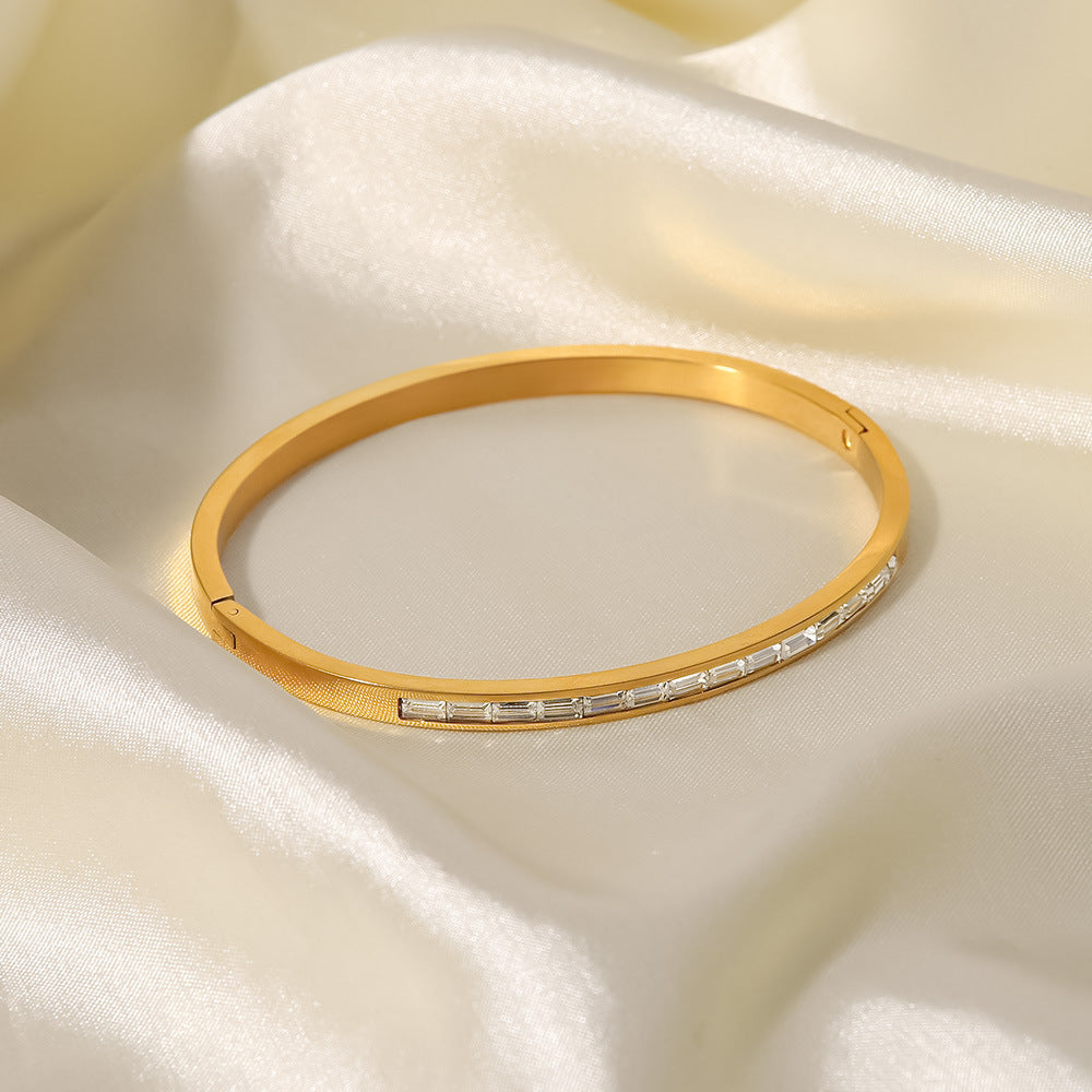 "Grace Guld Halskæde med Diamanter" can be rewritten as "Diamantbesat Grace Guld Halskæde".