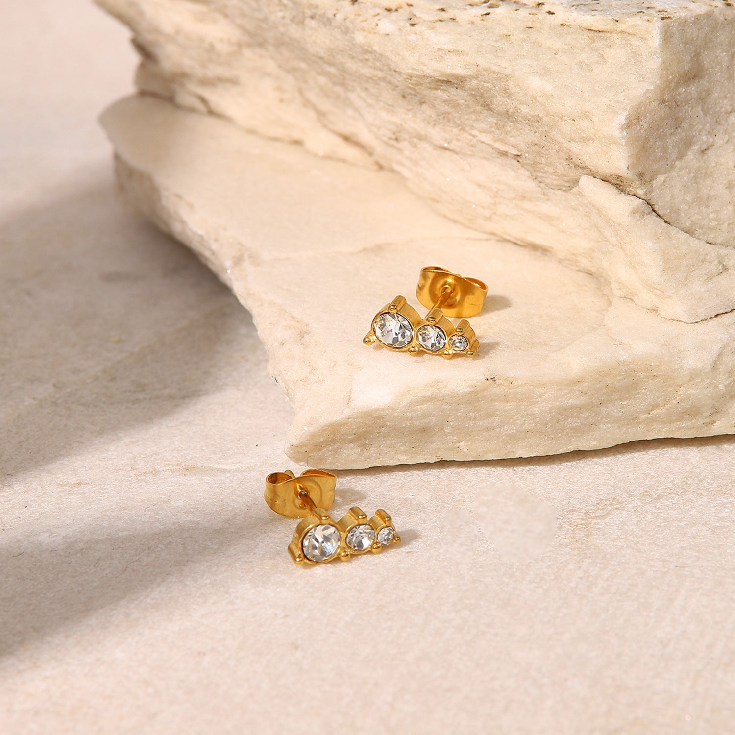 Lira Kuld Øreringe" could be rewritten as "Lira Kuld Earrings.