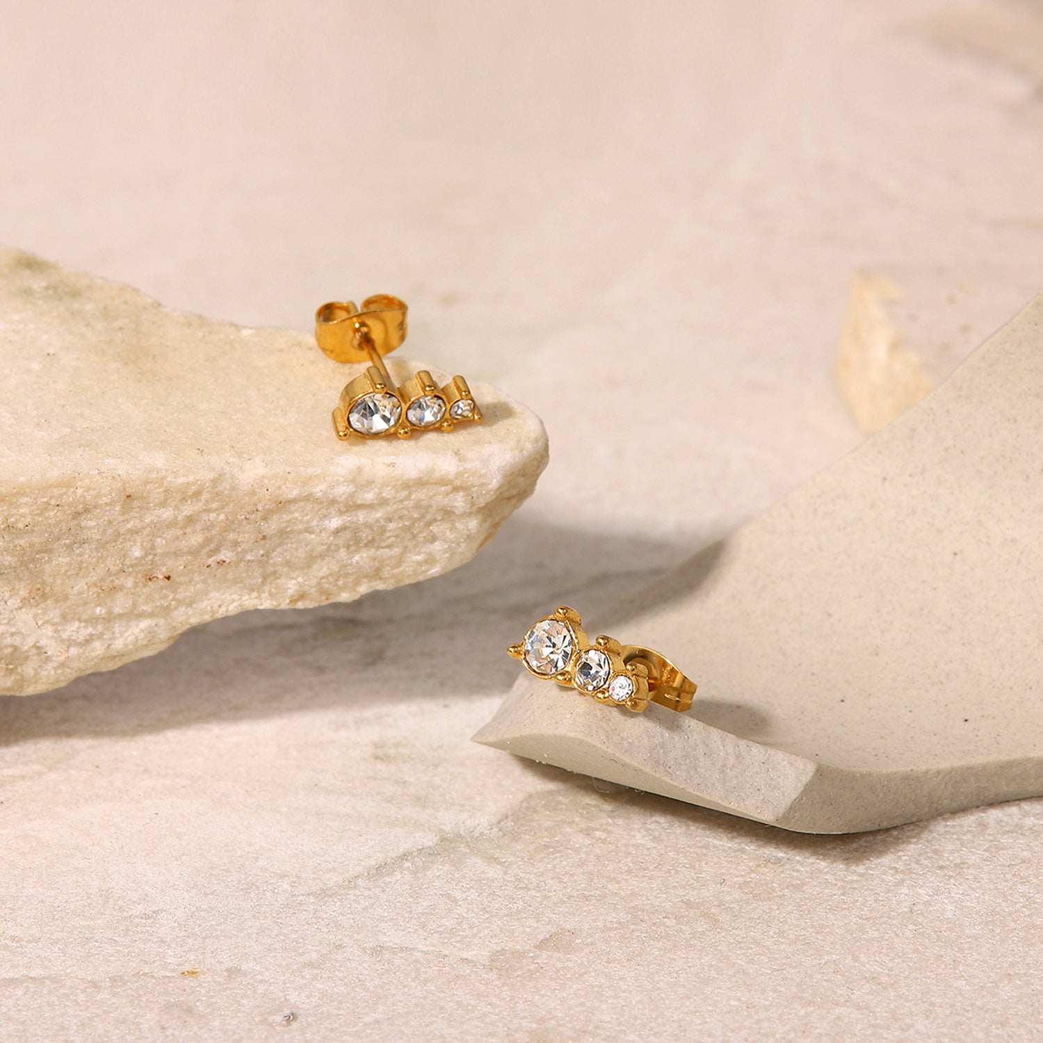 Lira Kuld Øreringe" could be rewritten as "Lira Kuld Earrings.