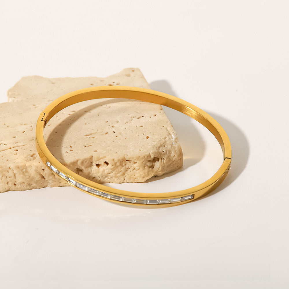 "Grace Guld Halskæde med Diamanter" can be rewritten as "Diamantbesat Grace Guld Halskæde".