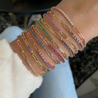 "FAE Sæt med Spænde og Tennisarmbånd" could be rewritten as "FAE Sæt med Justerbart Spænde og Tennisarmbånd".