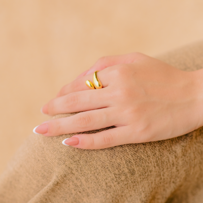 CORA Ring med Justerbar Størrelse" could be rewritten as "CORA Justerbar Ring" or "CORA Ring med Fleksibel Størrelse.
