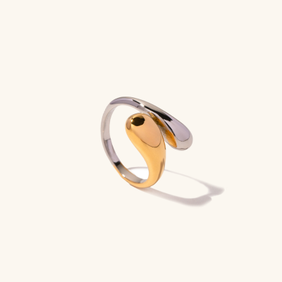 CORA Ring med Justerbar Størrelse" could be rewritten as "CORA Justerbar Ring" or "CORA Ring med Fleksibel Størrelse.