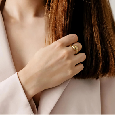 CORA Ring med Justerbar Størrelse" could be rewritten as "CORA Justerbar Ring" or "CORA Ring med Fleksibel Størrelse.