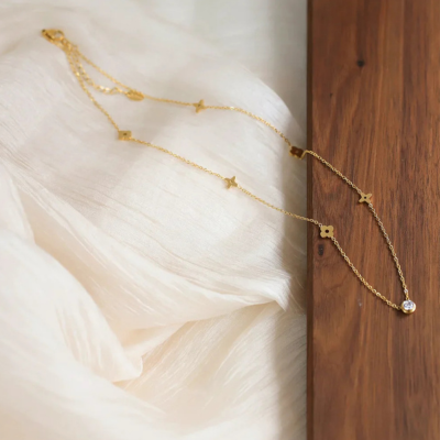 CARRIE Klover Guld Necklace