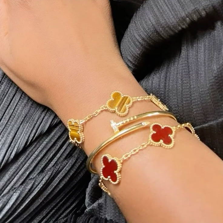 DJEETLINA | Unikt Designet Rødt Armbånd" can be rewritten as:
"DJEETLINA | Unikt Rødt Armbånd med Originalt Design