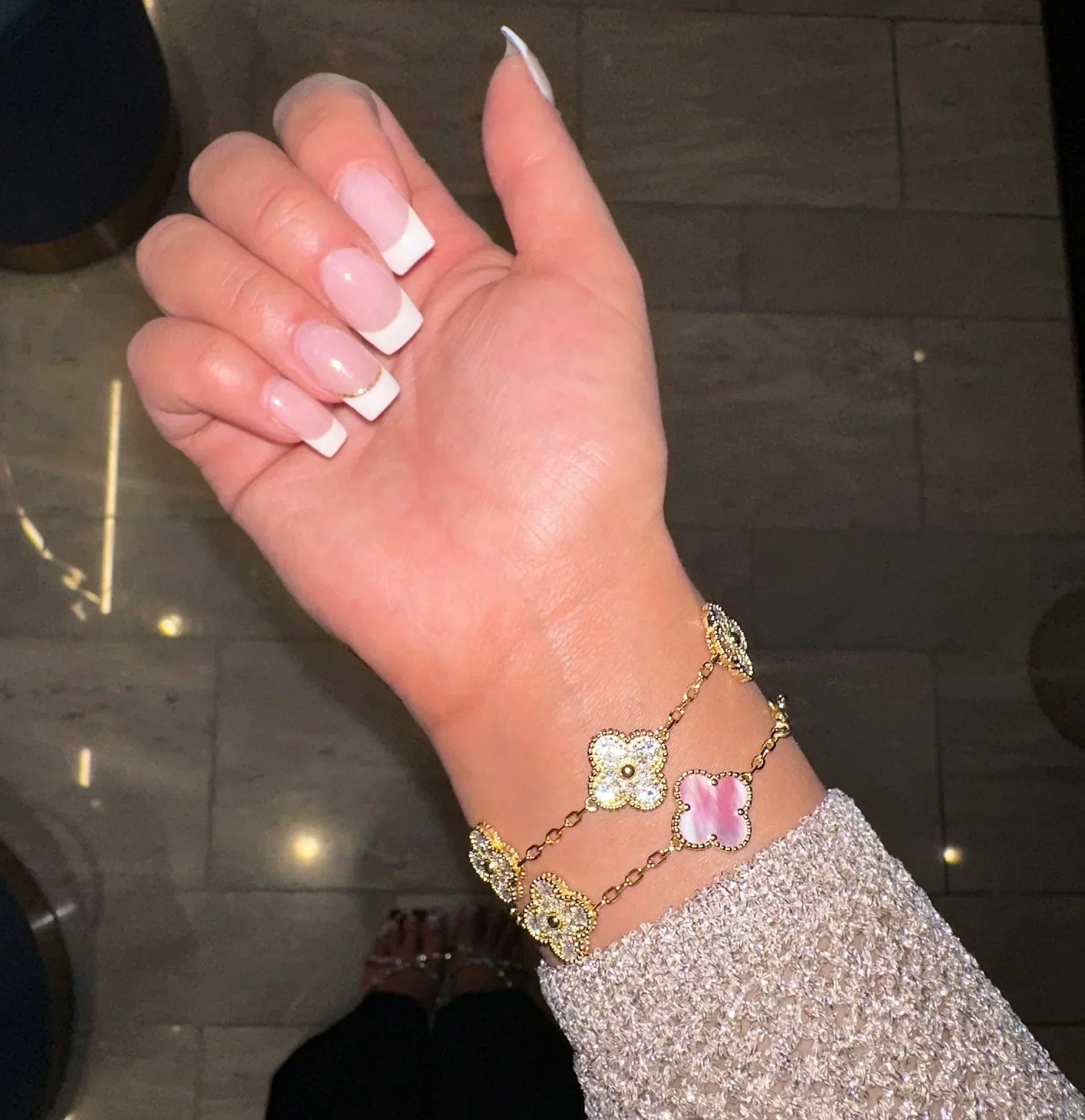 DJEETELINA | Elegant Krystalarmbånd med Stilfuldt Design