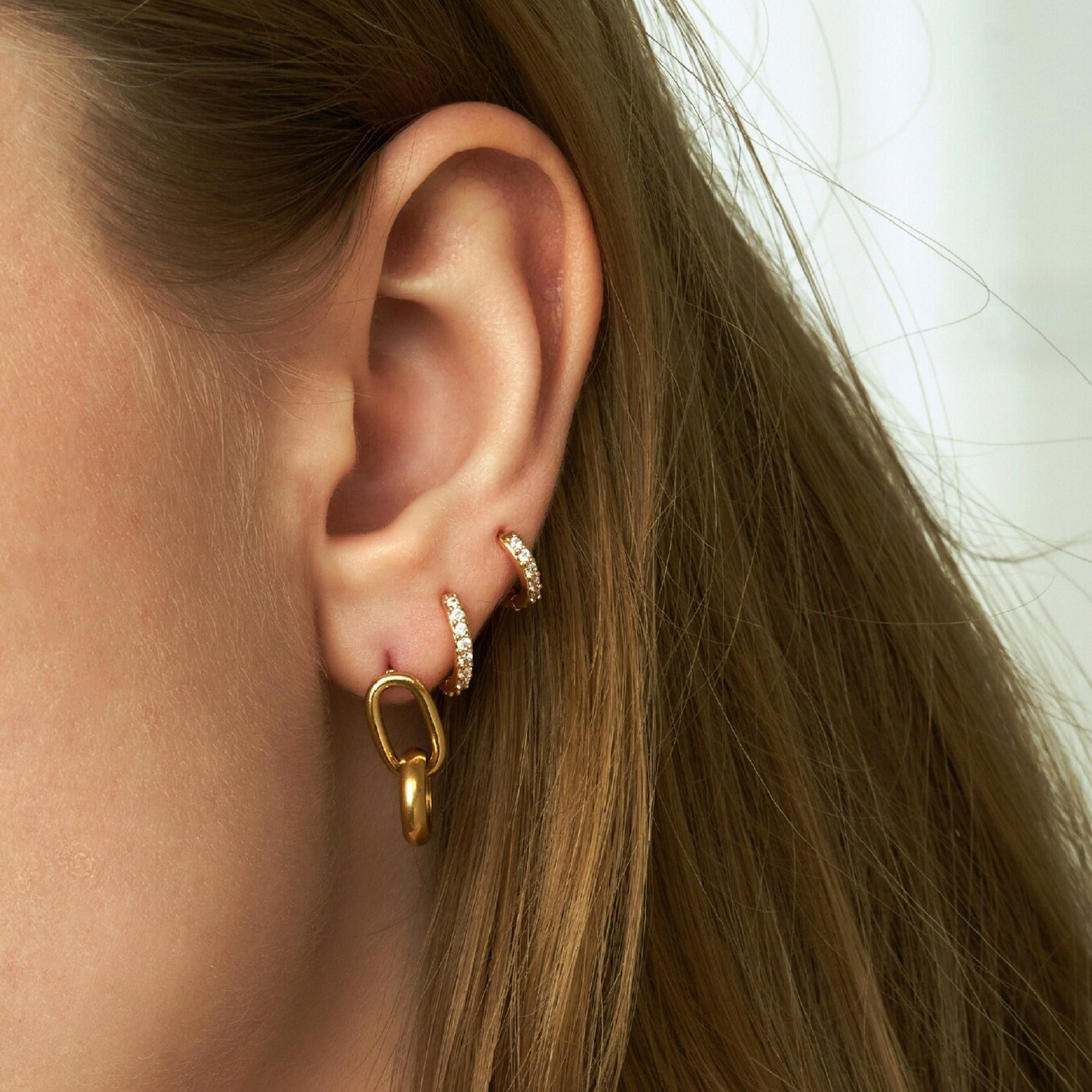 Aleksandrisk Huggie Earrings