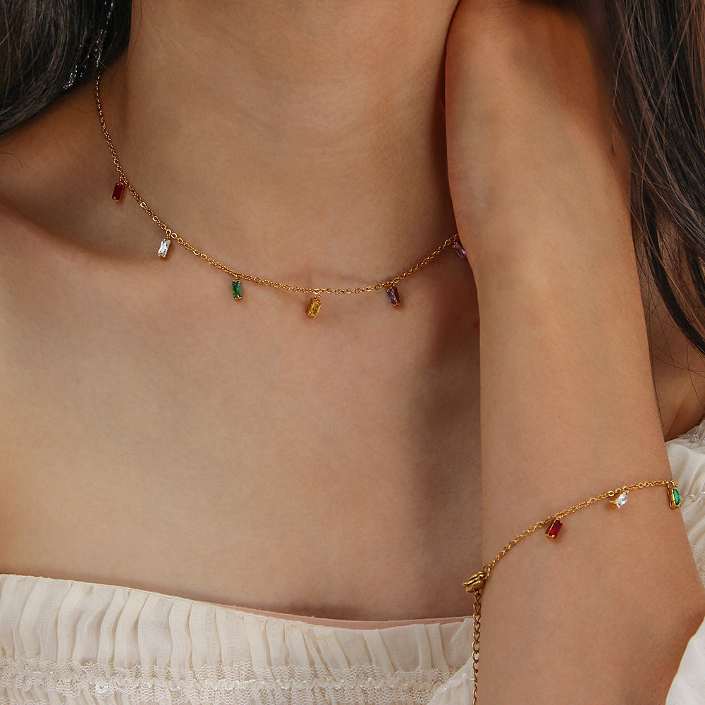 Josephine Armring med Ædelsten" can be rewritten as "Josephine Armbånd med Ædelsten.