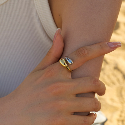 CORA Ring med Justerbar Størrelse" could be rewritten as "CORA Justerbar Ring" or "CORA Ring med Fleksibel Størrelse.